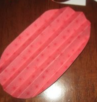 Papir legyező hajtogatása a piros sziv dekorációhoz